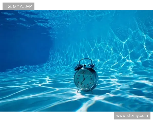 泳池深处的阴影每一个浪花都藏着致命的秘密 泳池深处的阴影每一个浪花都藏着致命的秘密